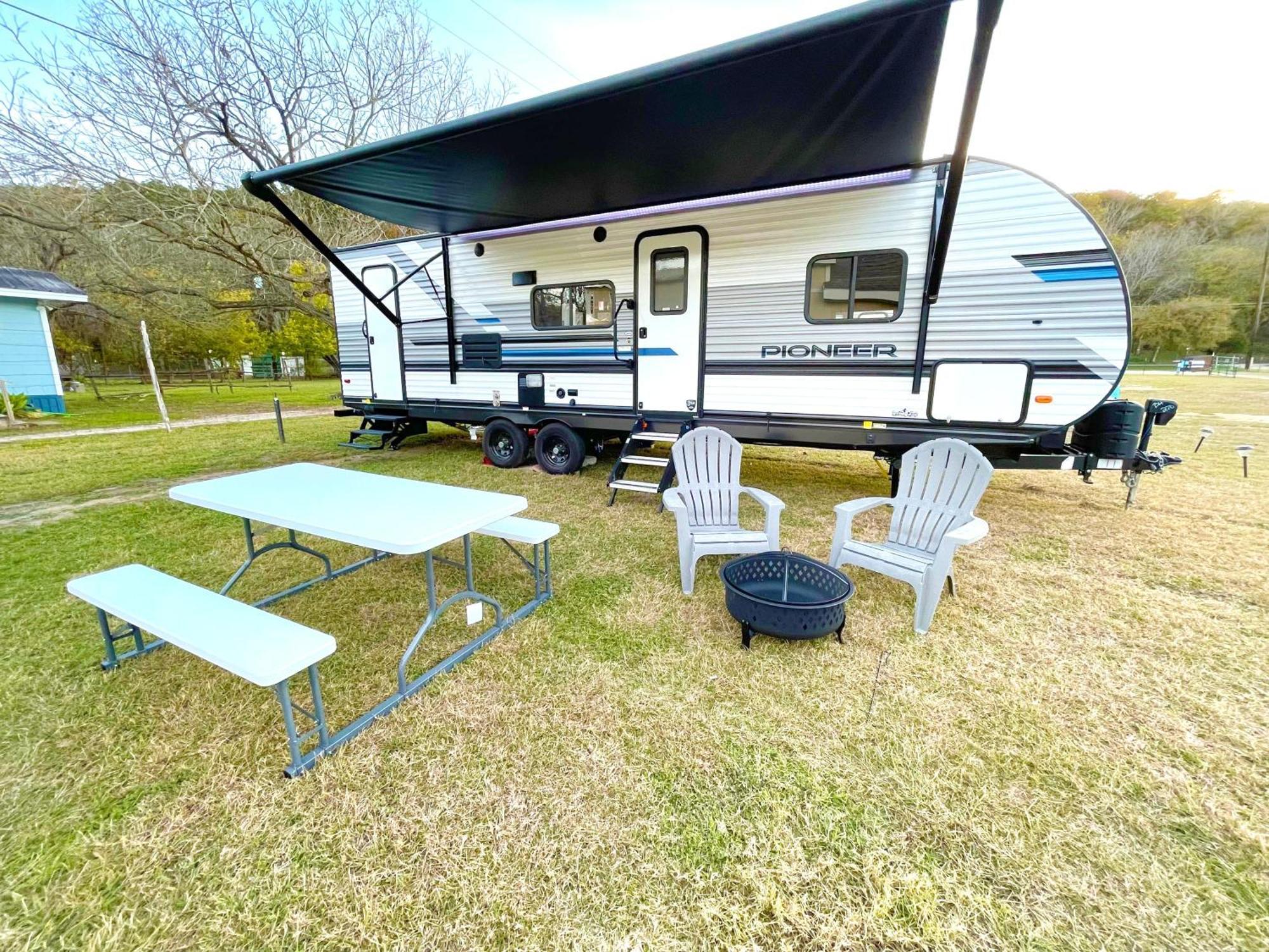 Rv Located On Private Property, Providing Access To The Guadalupe River, Accommodates Up To 5 Guests New Braunfels Zewnętrze zdjęcie